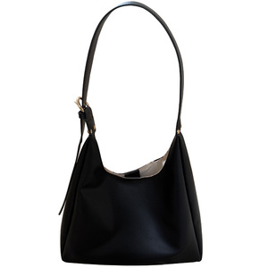 Sac à bandoulière pour femme grande capacité noir avec boucle magnétique et poche zippée, idéal pour le quotidien, les étudiants et les trajets quotidiens, collection Printemps 2025 - Product Image 5