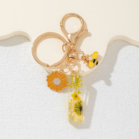 Porte-clés en résine avec initiale, motif floral à pétales jaunes et feuille d'or, breloque pour clés