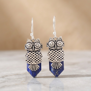 Pendientes Huggie de Latón con Diseño de Búho en Espada y Lapislázuli, Bañados en Oro de 18K, Gema Azul, Modernos, para Aniversario - Product Image 3