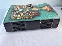 Journal à couverture rigide en cuir avec imprimé Nouvelle Ère Terre Mère, fermoir métallique et papier vintage à bords festonnés – Cadeau idéal