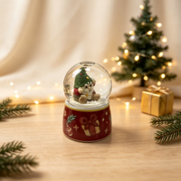 Globe à neige en résine, gnome de Noël, globe à eau peint à la main, base rouge, motif cadeau, ornement de table, décoration de maison pour les fêtes