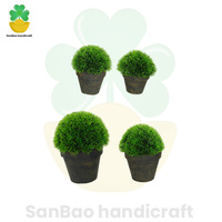 Une belle plante artificielle en pot en forme de boule de pin