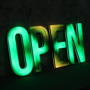 RGB mở led chữ ký tùy chỉnh ma thuật màu sắc bảng chữ cái thắp sáng acryliv cửa hàng dấu hiệu LED ánh sáng lên chữ - Product Image 3