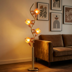 Lámpara de pie con 4 cabezas en forma de loto floreciente, base de metal dorado en forma de S, pantalla de pétalos acrílicos translúcidos en rosa-naranja, luz ambiental LED cálida - Product Image 1