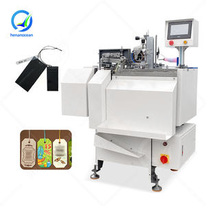 Machine automatique OCEAN pour l'insertion de ficelles et d'œillets dans les étiquettes de vêtements - Product Image 1