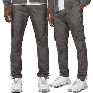 Pantalon cargo gris en nylon froissé coupe ample avec poches 3D, coupe-vent, style survêtement pour homme – Vente en gros - Product Image 1
