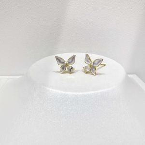 Boucles d'oreilles clous en argent sterling 925 plaqué or 18 carats, motif fleur et perle, papillon, coquille blanche, pour mariage et mariée - Product Image 3