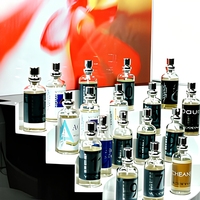Présentoir à parfums en acrylique à base incurvée, présentoir à plusieurs niveaux avec impression rétroéclairée pour les supermarchés de détail
