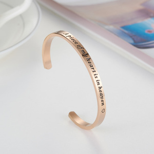 Pulsera de Acero Inoxidable con Letras Grabadas y la Frase 'Aunque es pequeña, es feroz', Nuevos Estilos - Product Image 1