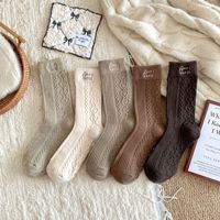Nouvelles chaussettes en laine pour femmes pour l'automne et l'hiver 2024, chaussettes mi-mollet épaisses brodées de lettres, chaussettes chaudes en laine torsadée en forme de cœur