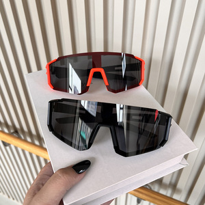แว่นกันแดดกีฬาแบบ unisex ทรงเต็มกรอบ เลนส์มิเรอร์ ป้องกันรังสียูวี 100% สำหรับกิจกรรมกลางแจ้ง สไตล์ผู้ใหญ่ - Product Image 3