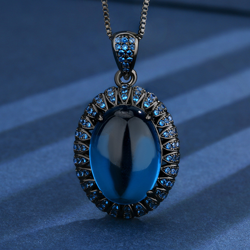 Pendentif en cristal pointu bleu et or noir avec chaîne vénitienne.
