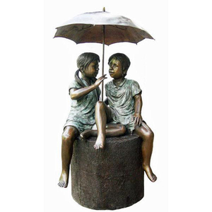 Hermoso diseño Parque decoración tamaño personalizado fuente de agua bronce niño y niña con estatua de paraguas - Product Image 2