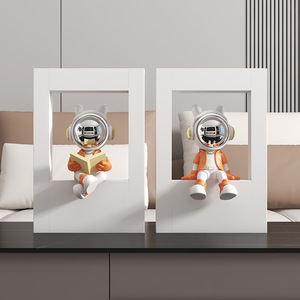Nuovo Prodotto 2026: Ornamento da Scrivania Astronauta che Legge un Libro - Statua in Resina Dipinta a Mano Design Angelo dell'Amore per Mobile TV e Cantinetta - Product Image 5