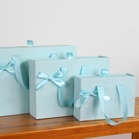 Boîte cadeau à tiroir coulissant rigide avec logo personnalisé, pelliculage mat, gaufrage, poignée en ruban de papier couché pour l'emballage d'écharpes et de vêtements