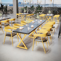 Ensemble de table à manger moderne et durable avec plateau en bois et structure en fer, mobilier de restaurant bleu pour hôtel et centre commercial