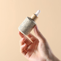 Bouteilles en verre givré de luxe écologiques avec couvercle argenté 30 ml pour emballage d'huiles essentielles et compte-gouttes de sérum