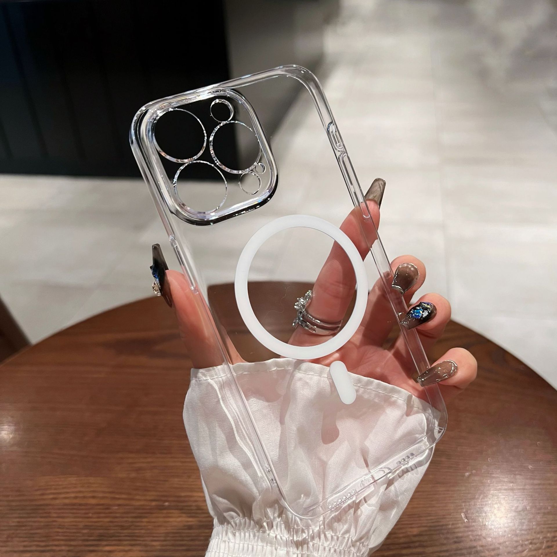 Coque rigide transparente à effet cristal de glace avec orifice fin et fixation magnétique.