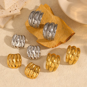 ต่างหูทรงเรขาคณิต ชุบทอง 18K ไทเทเนียมสตีล ดีไซน์เส้นวงกลม เหมาะสำหรับใส่ทุกวัน เครื่องประดับแฟชั่นสำหรับผู้หญิง - Product Image 2