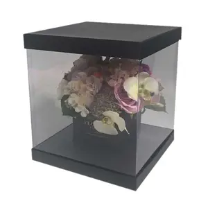 Viereckige transparente PVC-Blumen-Geschenkbox in der Halterung einer großen durchsichtigen Schachtel Blumenverpackung