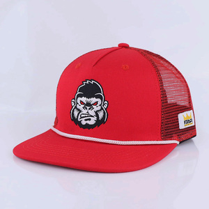 Gorra Trucker Qianzun de 5 Paneles con Visera Plana de Algodón, Etiqueta Tejida Roja Lateral, Bordado de Animales Personalizable y Cuerda - Product Image 1