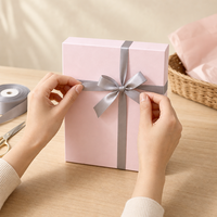 Boîte cadeau rose avec ruban en satin et nœud, structure de base pliable, tailles personnalisables, logo personnalisé, marque privée, finition brillante portable