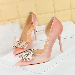 Sandales compensées de mariée élégantes et sexy à bout pointu, décorations en cristal, design respirant et antidérapant, haute durabilité, talon de 7 cm - Product Image 4