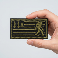 En gros, Patch brodé style outdoor, motif Bigfoot Tree Flag, badge brodé personnalisé, applique thermocollante pour vêtements, sacs et chapeaux