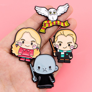 Spilla nuova accademia di magia personaggio animato distintivo moda popolare Film dei cartoni animati Souvenir spilla in smalto - Product Image 4