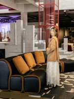 Canapé modulaire en forme de U de style mid-century vintage en cuir noir à bords orange, conçu par un designer nordique