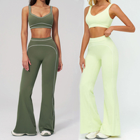 Ensemble de yoga deux pièces pour femme avec bordure contrastante unie, soutien-gorge de sport dos nageur et pantalon de yoga évasé à jambe large, avec logo frontal
