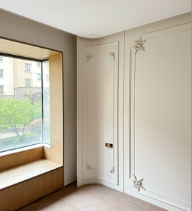 Pannello Murale Laccato di Lusso Francese Personalizzato con Porta Invisibile Integrata Ornata per Interni di Alta Gamma - Product Image 4