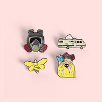 Petite broche en métal plaqué or personnage de dessin animé film méchant abeille masque pour les occasions d'anniversaire en gros accessoire Badge