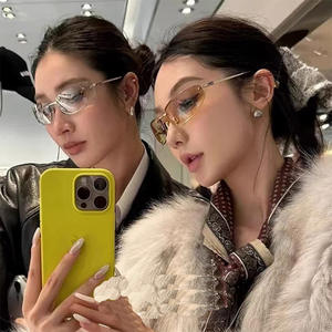 Gafas de sol Miu para mujer, montura metálica, UV400, ligeras, clase 2, para atuendos de viaje a la moda - Product Image 3