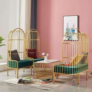 Silla de metal dorada con cojín de terciopelo rosa, diseño contemporáneo para sala de estar, muebles de salón. - Product Image 3