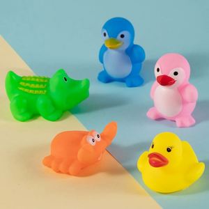 Jouet de bain pour bébé en forme personnalisée, mélange de jouets aquatiques à presser et à faire couiner, pour garçons et filles, avec son, anti-stress, canard jaune flottant dans l'eau - Product Image 1