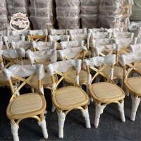 Fabricant de chaises à dossier croisé en bois empilables dorées pour mariage, événement, fête, pour enfants