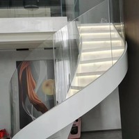 Escalier en colimaçon moderne et élégant pour petits espaces