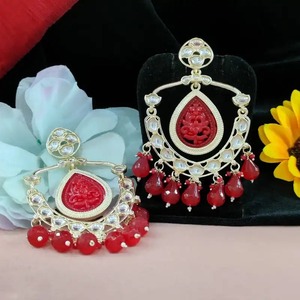 Boucles d'oreilles pendantes en acrylique royal premium Kundan avec pierre centrale gravée, style luxueux pour les mariages et les occasions festives - Product Image 6