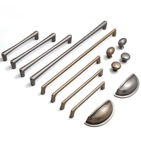 Oukali prix de gros bon marché en alliage d'aluminium laiton argenté antique armoires de cuisine longues poignées et boutons
