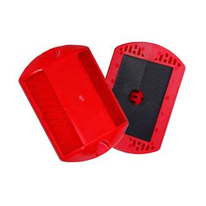 عاكسات بلاستيكية بيضاء للطرق السريعة مقاومة للماء IP68 مصابيح مرور لسلامة الطرق والطرق وصنع المسامير - Product Image 6