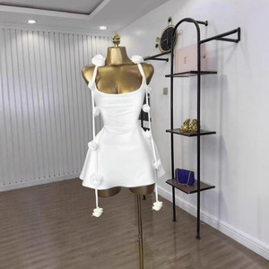 Robe mini pour femme avec applique rose 3D - Robe moulante dos croisé pour soirée, mode féminine - Product Image 2