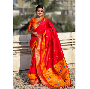 ส่าหรีไหม Paithani สีแดงที่มีลวดลายมายูนิยาแบบดั้งเดิมและขอบซาตินมันวาวเพื่อรูปลักษณ์การเฉลิมฉลองของชนเผ่าที่ร่ำรวยและสง่างาม - Product Image 1