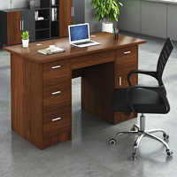 Bureau de direction moderne à structure robuste avec boîte de câblage dissimulée et armoire de rangement flottante, idéal pour les bureaux d'entreprise haut de gamme