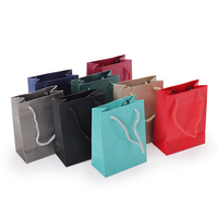 Sac de papier réutilisé écologique de bijoux avec la poignée molle de logo pour l'emballage et les événements de cadeau de boutique