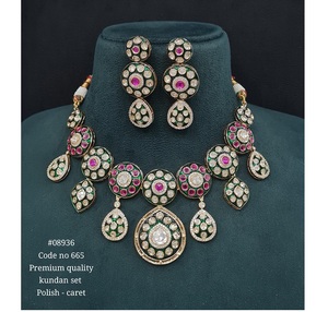 Conjunto de Collar Kundan Chapado en Oro 08936 con Pendientes a Juego para Mujer, Joyería Festiva para Bodas y Fiestas - Product Image 3
