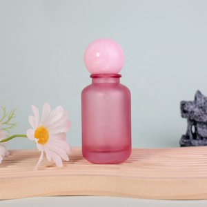 Chai nước hoa thủy tinh màu hồng 50ml tùy chỉnh, kiểu dáng trụ tròn sang trọng, nắp cầu màu hồng - Product Image 4
