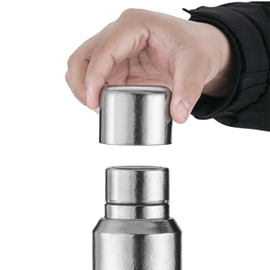 <span class=keywords><strong>Bouteille</strong></span> d'eau <span class=keywords><strong>isotherme</strong></span> en titane 500 ml / 17 oz, double paroi sous vide, infuseur à thé intégré, couvercle à vis, tasse en titane pour usage extérieur - Product Image 4