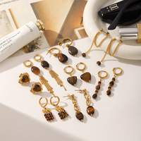 Boucles d'oreilles pendantes KITI Boho en œil de tigre avec pompon, plaqué or 18 carats PVD, en acier inoxydable et pierre naturelle pour femme