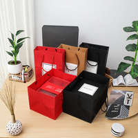 Emballage de boulangerie et de sushi carton kraft à main rouge noir papier fourre-tout sacs-cadeaux pour le retour de nourriture et l'offre de cadeaux